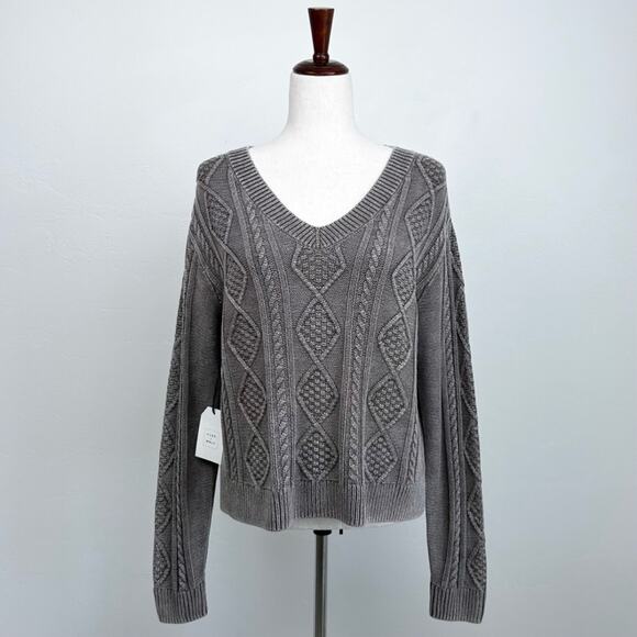 Cleo+ Wolf Cable Knit V-Neck Charcoal Grey Sweater NWT - Picture 2 of 10